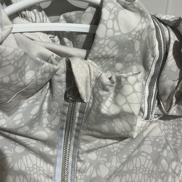 Amazing condition RARE lululemon jacket - Picture 3 of 10